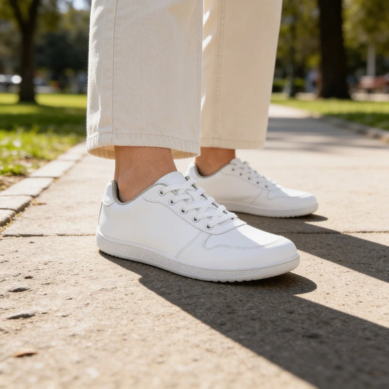 Zapatillas minimalistas blancas para mujer ZZFABER Easy I en uso diario urbano, calzado barefoot ultra flexible drop cero en Santiago de Chile.