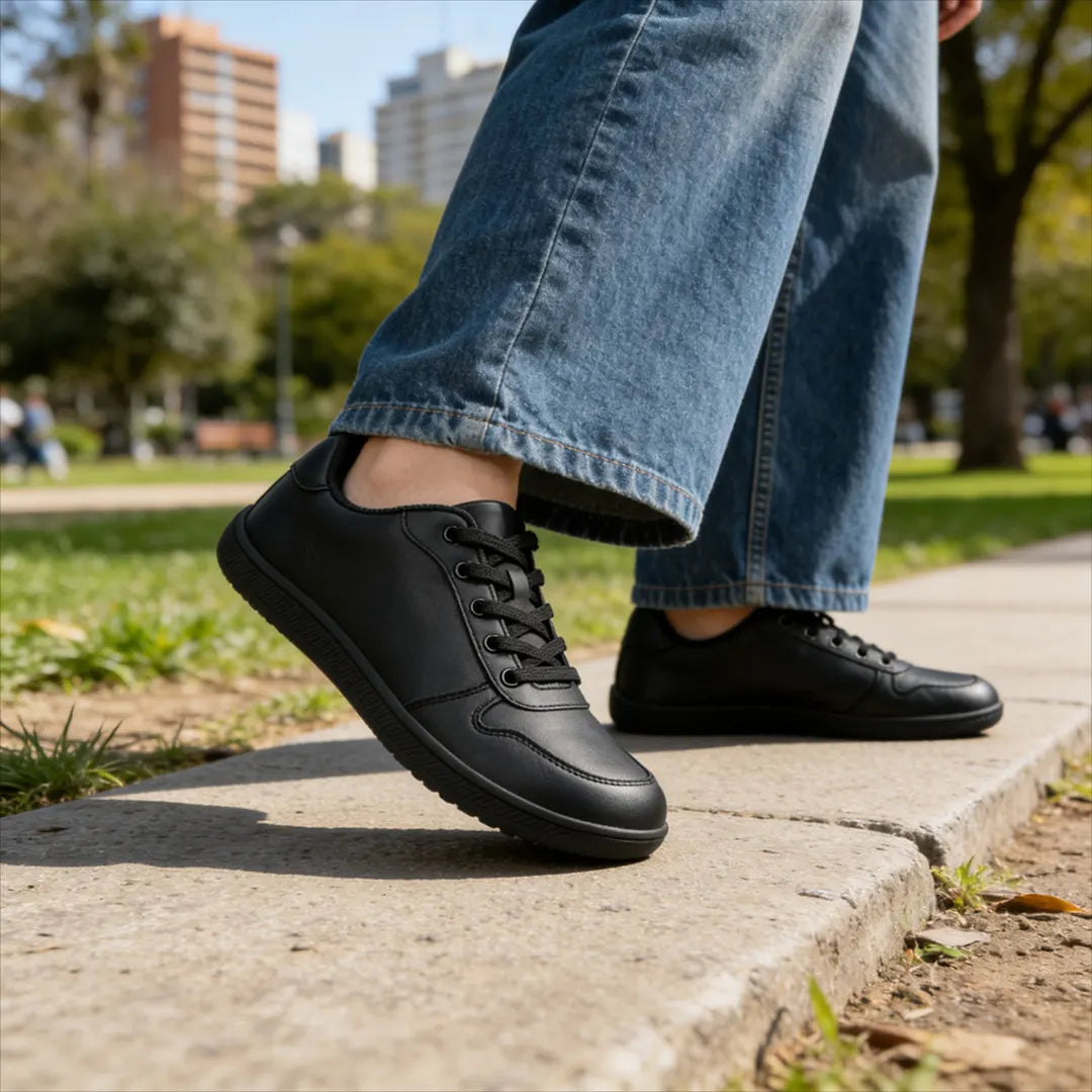 Primer plano de zapatos de horma ancha para hombre ZZFABER Easy I negros, destacando su puntera anatómica que evita la presión del empeine.