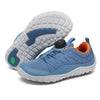 Par de suelas flexibles y zero drop de zapatillas Saguaro Kids azul, proporcionando estabilidad y conexión natural con el suelo.