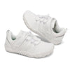 Par de bebe zapatillas blancas respetuosas con el crecimiento natural del pie infantil.