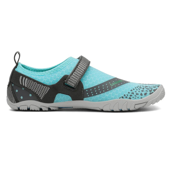 Vista lateral interna zapatilla de agua celeste con cierre de velcro ajustable.