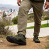 Foto de persona caminando  con Forestep verdes.