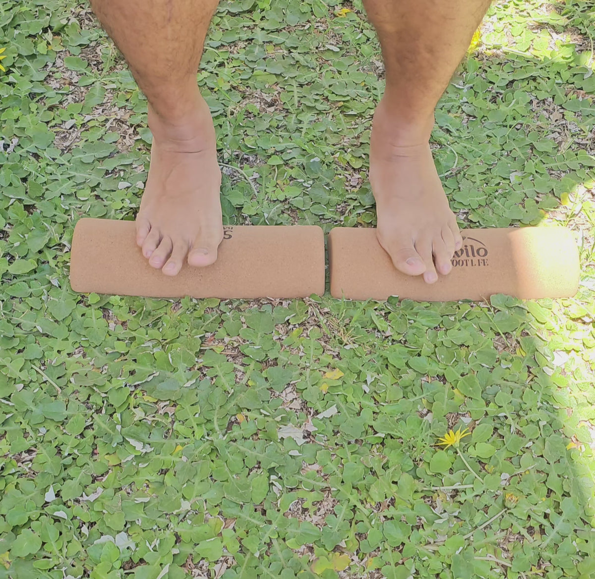 Hombre realizando ejercicios de equilibrio con BalanceRoller