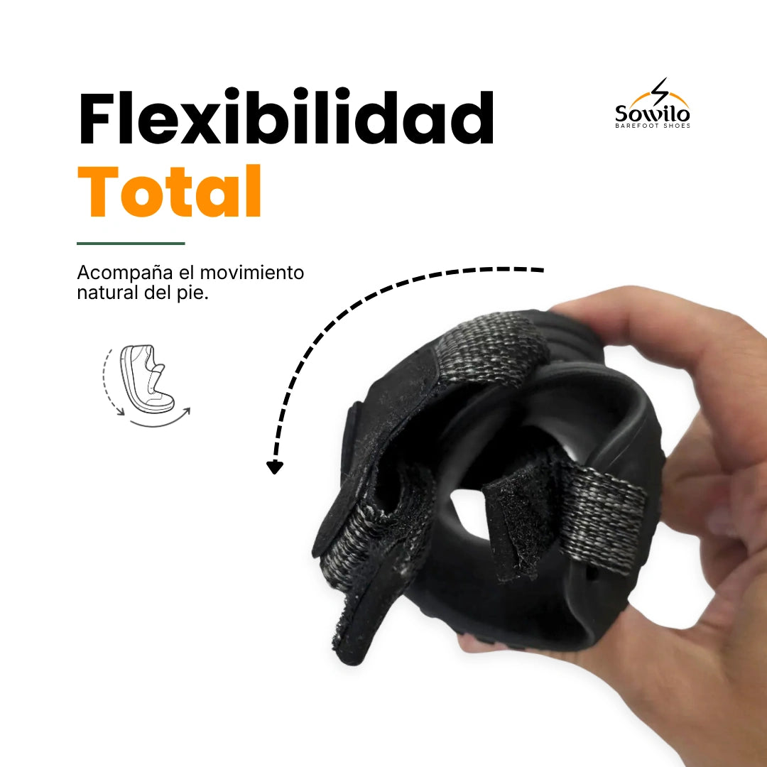 Sandalia Sowilo Raido negra doblada mostrando su alta flexibilidad natural barefoot.