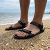 Sowilo Raido sandalias negras en playa — sandalia barefoot minimalista lifestyle verano Chile