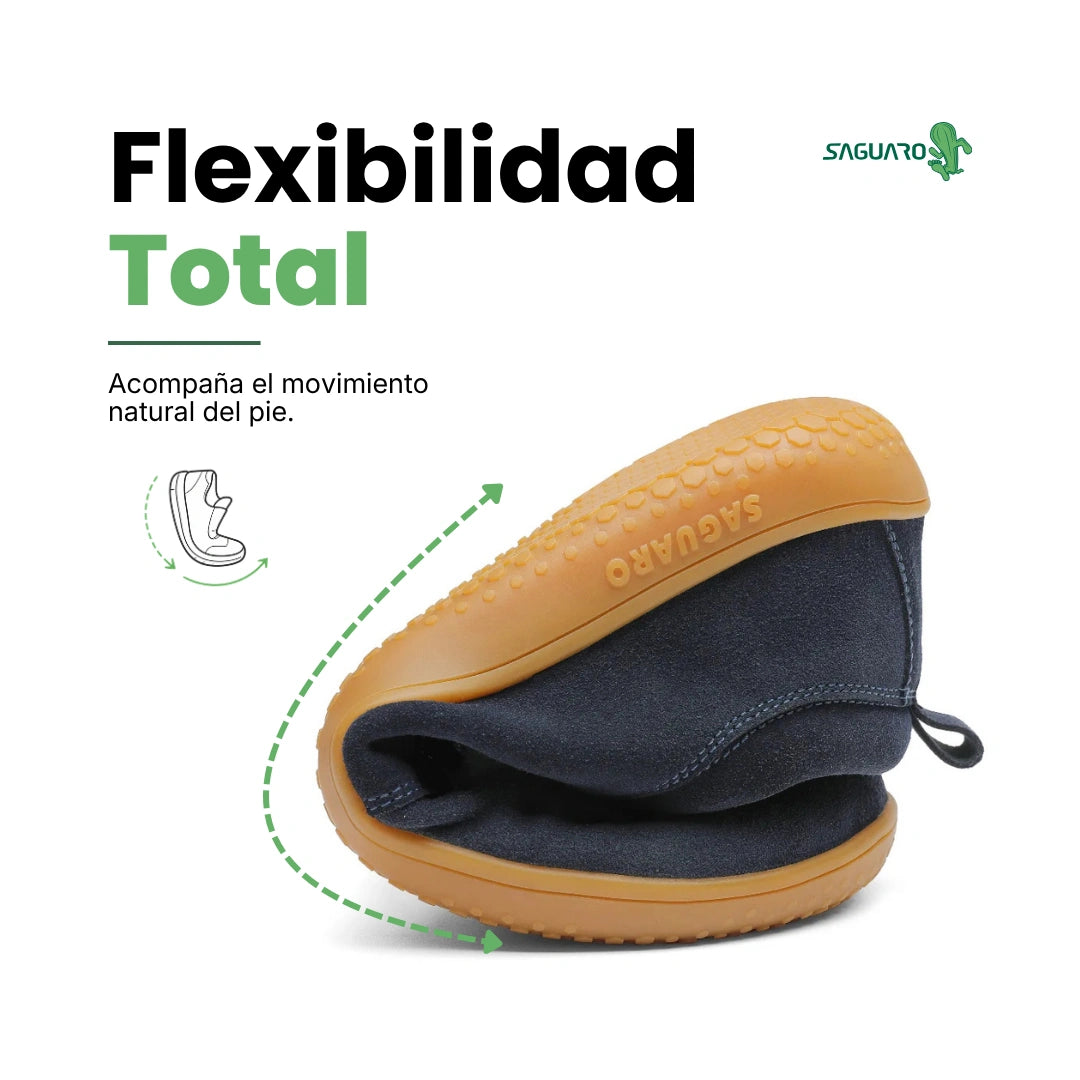 Saguaro Dream I azul doblado demostrando flexibilidad natural barefoot.