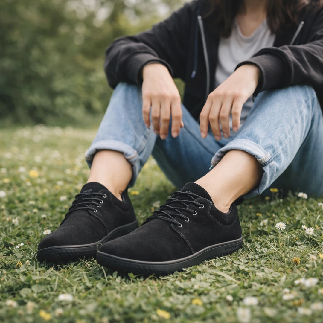 Persona usando Dream I negro mostrando comodidad en paso natural barefoot.