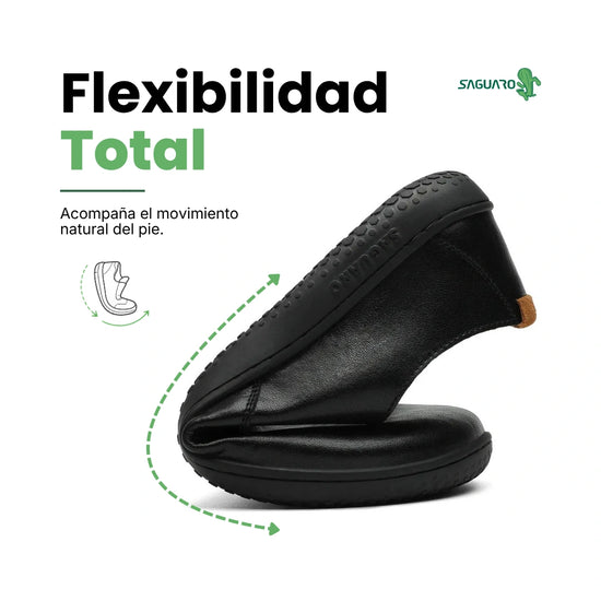 zapato barefoot saguaro negro doblado mostrando flexibilidad completa