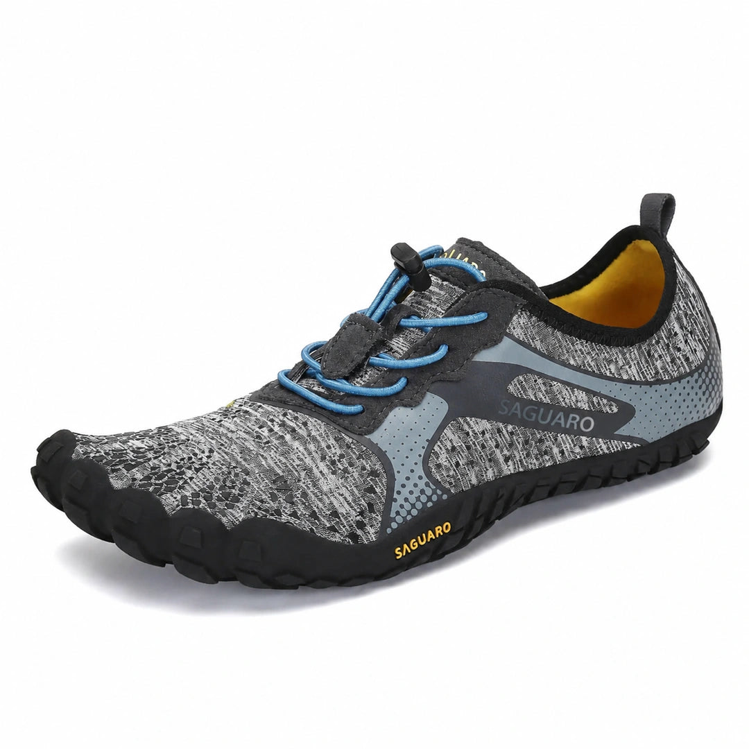 Zapatilla barefoot Saguaro Fast I gris vista diagonal mostrando diseño deportivo minimalista.