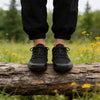 Persona con Forestep negras en el bosque 
