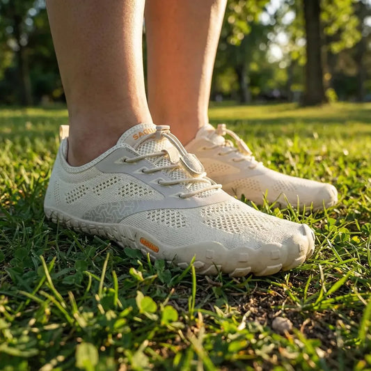 Persona usando zapatillas Saguaro Smart I beige. 
