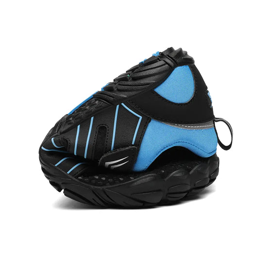 Zapatilla Saguaro Vigor II azul doblada mostrando flexibilidad barefoot.