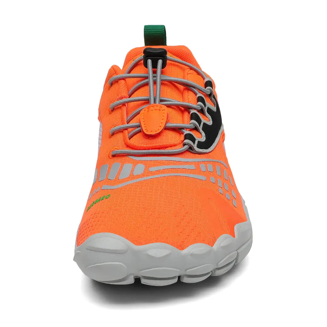 Zapatilla barefoot Saguaro Vitality II naranja vista frontal destacando la puntera ancha.