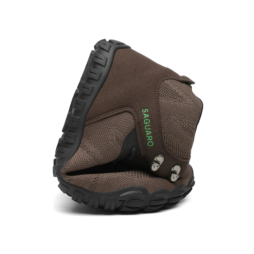Saguaro Vitality V café — bota barefoot trekking lifestyle en sendero montaña Chile