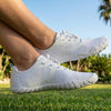 Persona usando Saguaro Smart I blancas en exterior mostrando ligereza.