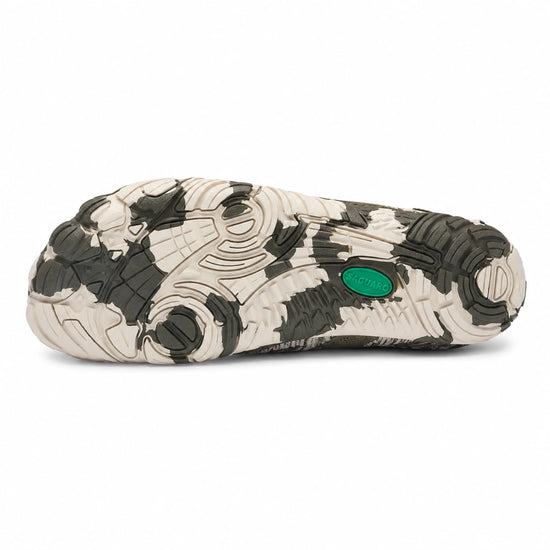 Suela de caucho flexible con patrón de camuflaje y gran agarre para terreno irregular.