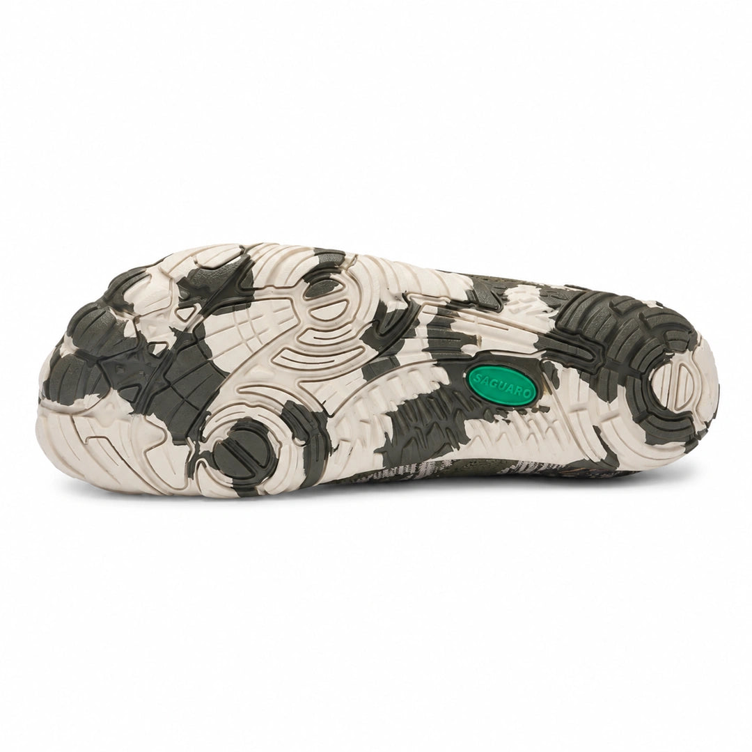 Suela de caucho flexible con patrón de camuflaje y gran agarre para terreno irregular.