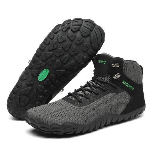 Par de suelas antideslizantes y zero drop de botas Saguaro Vitality V, diseñadas para máxima estabilidad en terrenos técnicos.