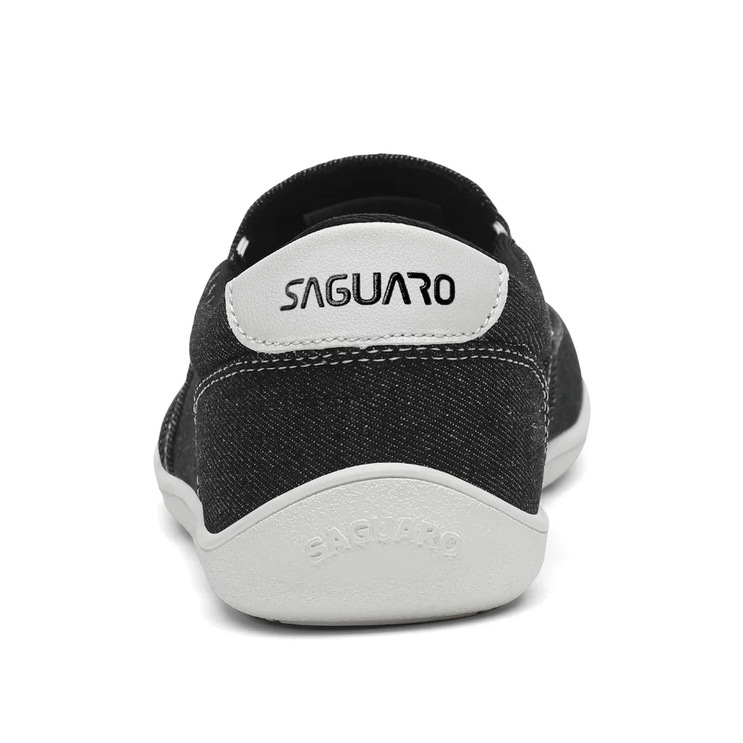 Vista trasera zapatilla slip-on negra con logo Saguaro en talón.