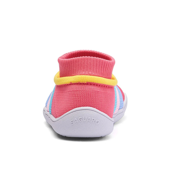 Vista posterior zapatilla rosa tipo slip-on para fácil calce.