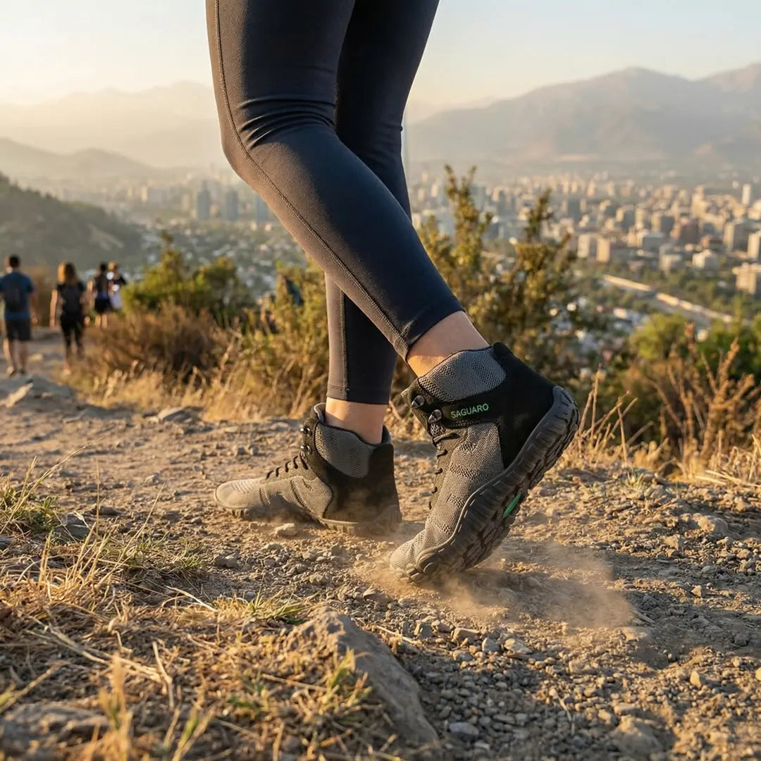 Mujer realizando trekking en Chile con botas barefoot Saguaro Vitality V gris, calzado ergonómico para senderismo en cerros.