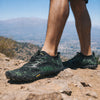 Hombre en cerro usando Saguaro Smart II verde outlet — zapatilla barefoot trail deportiva Chile