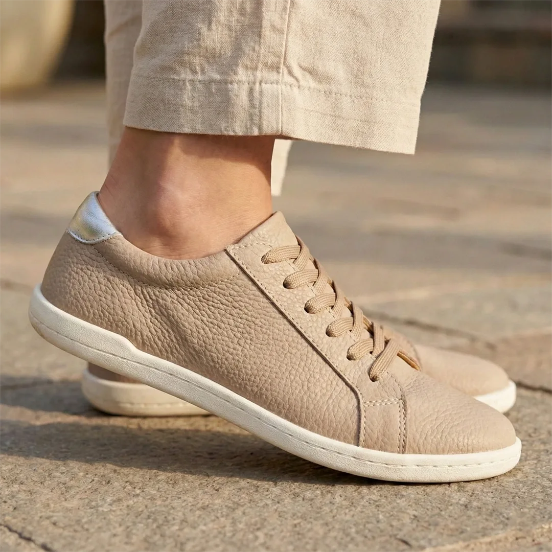 MOKA cuero beige mujer en uso — zapato barefoot artesanal lifestyle urbano color beige Chile