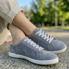 MOKA cuero gris mujer en uso — zapato barefoot artesanal gamuza lifestyle urbano Chile