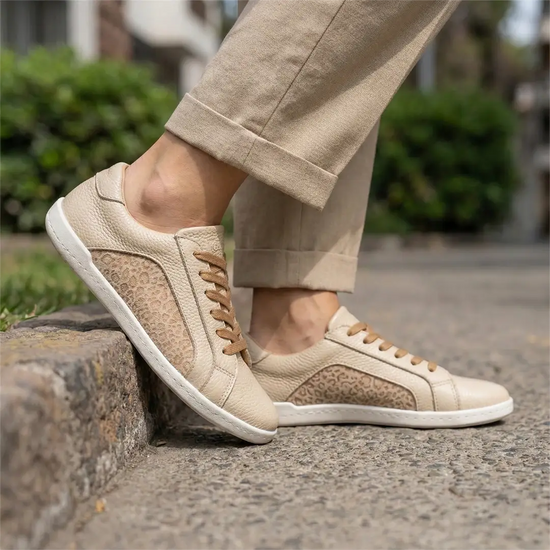 MOKA cuero beige trama mujer en uso — zapato barefoot artesanal textura lifestyle urbano Chile