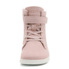 Detalle frontal de la bota rosa con cordones elásticos y cierre superior de velcro.