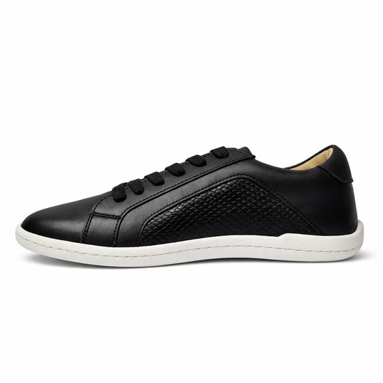 MOKA cuero negro trama vista lateral — zapato barefoot artesanal suela plana mujer Chile