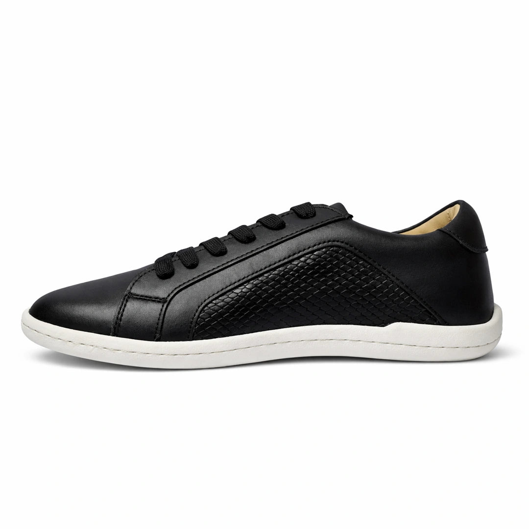 MOKA cuero negro trama vista lateral — zapato barefoot artesanal suela plana mujer Chile