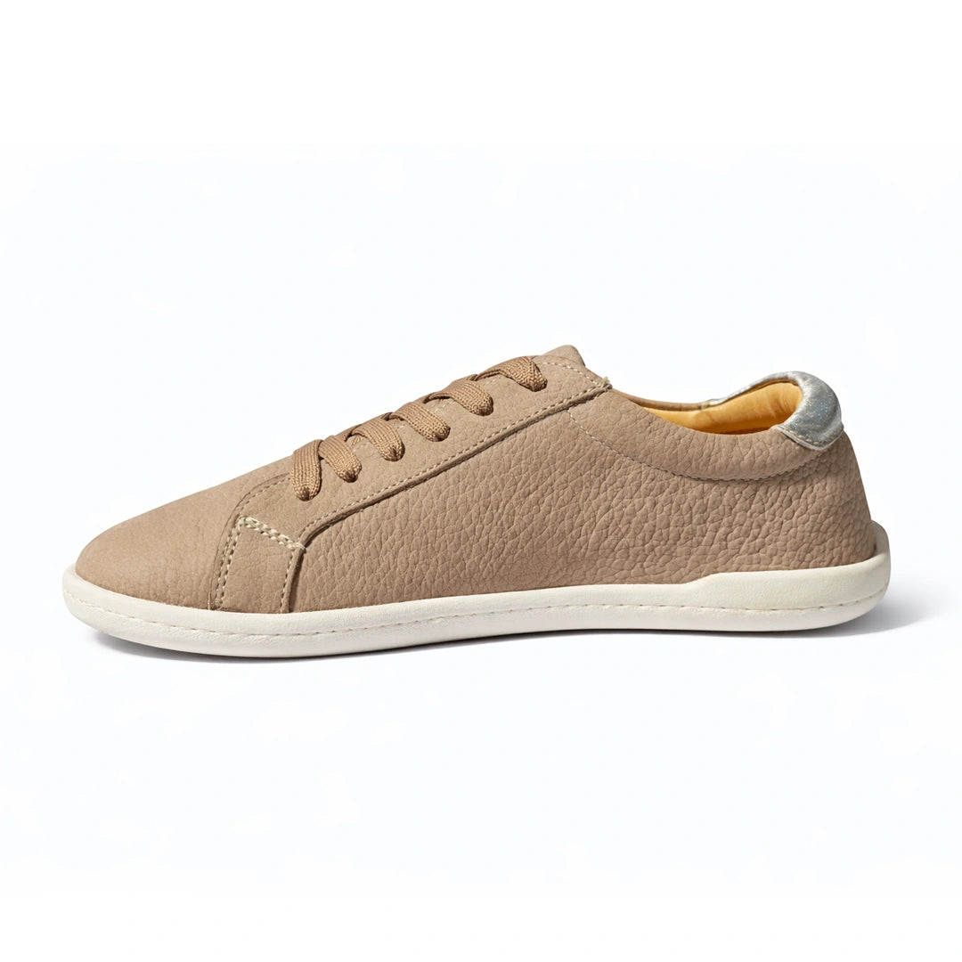 MOKA cuero beige mujer vista lateral — zapato barefoot artesanal color beige suela plana Chile