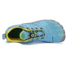 Interior acolchado amarillo y sistema de ajuste en zapatilla azul.