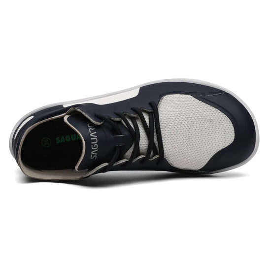 Vista superior zapatilla minimalista azul/blanca, espacio para dedos.