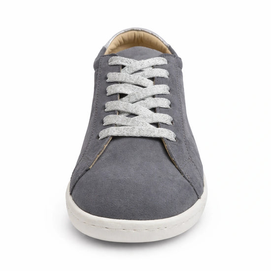 MOKA cuero gamuza gris mujer vista frontal — zapato barefoot artesanal puntera ancha Chile