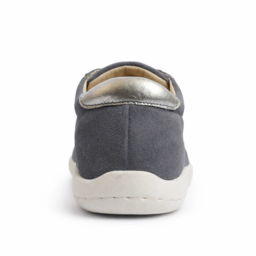 MOKA cuero gamuza gris mujer vista trasera — zapato barefoot artesanal zero drop Chile