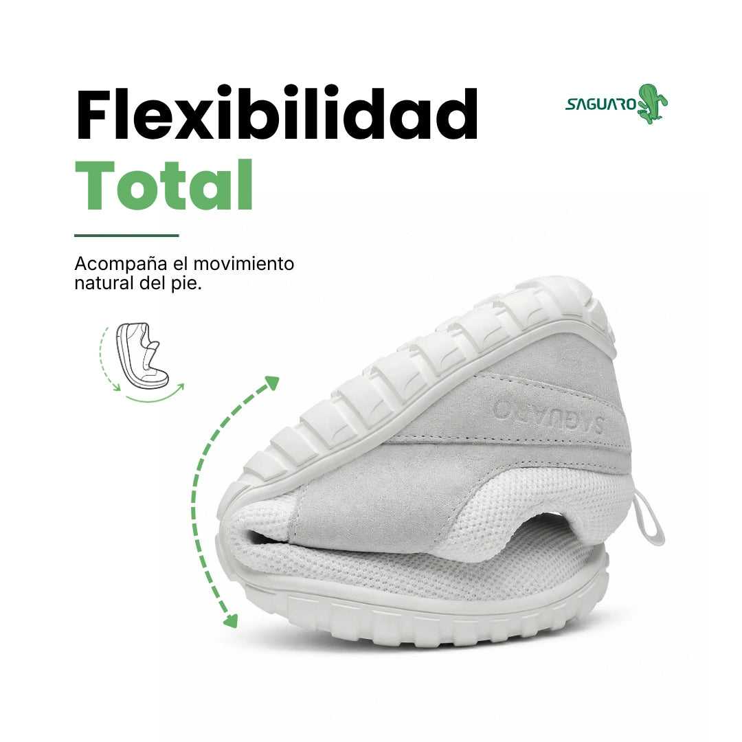 Zapatilla Saguaro Wish I blanca doblada demostrando flexibilidad natural barefoot.