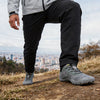 Persona usando Saguaro Smart I grises mostrando pisada natural en exterior.