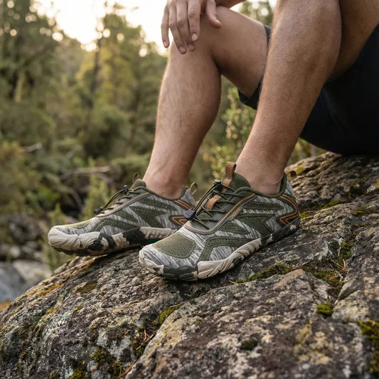 Hombre descansando en exteriores usando zapatos minimalistas verdes Saguaro Active II.