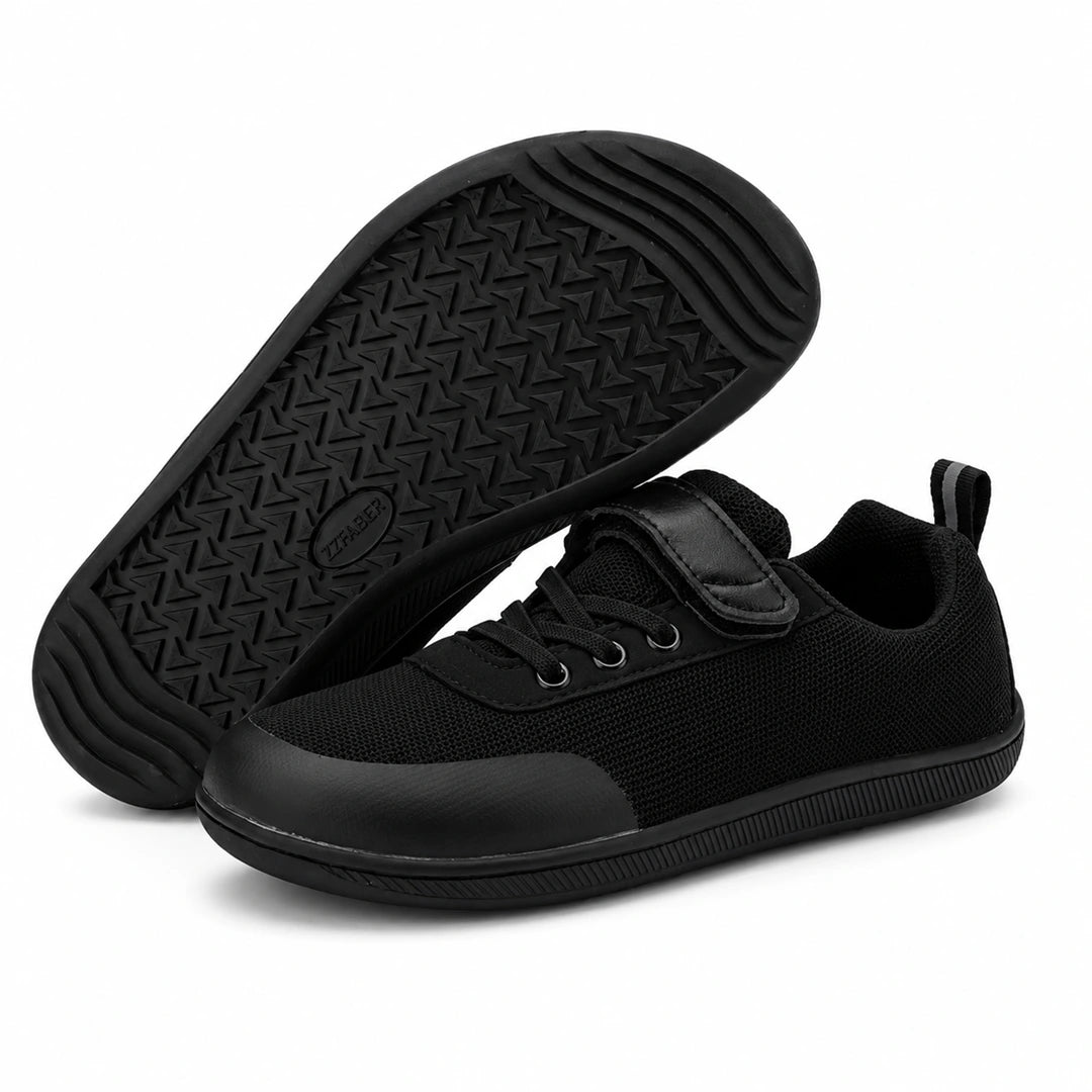 Zapatillas anchas escolares con suela de caucho antideslizante para seguridad en el recreo.