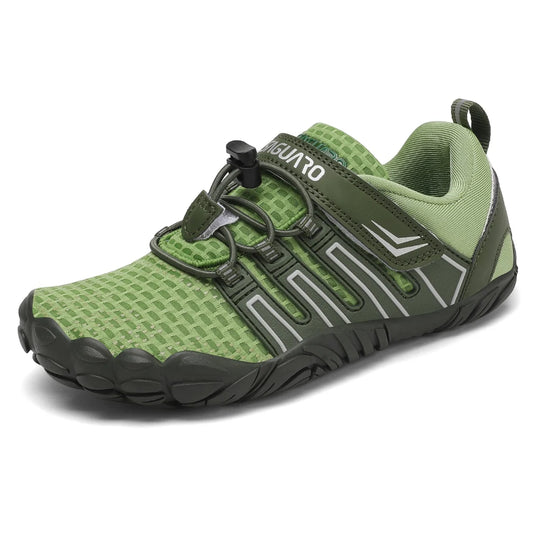 Zapatillas barefoot para niño color verde olivo, calzado respetuoso para aventuras al aire libre.