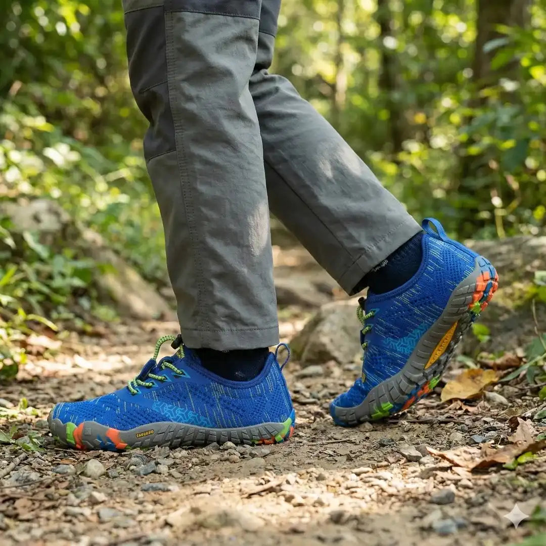 Zapatillas barefoot Saguaro Kids Smart I azules en uso par infantil