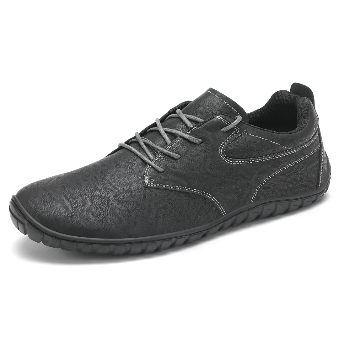 Zapatillas hombre de cuero negro Saguaro Noble IV, calzado ergonómico de estilo minimalista para uso diario en Chile.