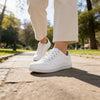 Zapatos ergonómicos blancos ZZFABER Easy I en movimiento, mostrando la libertad  y la suela antideslizante en Chile.