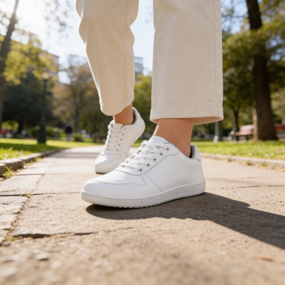 Zapatos ergonómicos blancos ZZFABER Easy I en movimiento, mostrando la libertad  y la suela antideslizante en Chile.