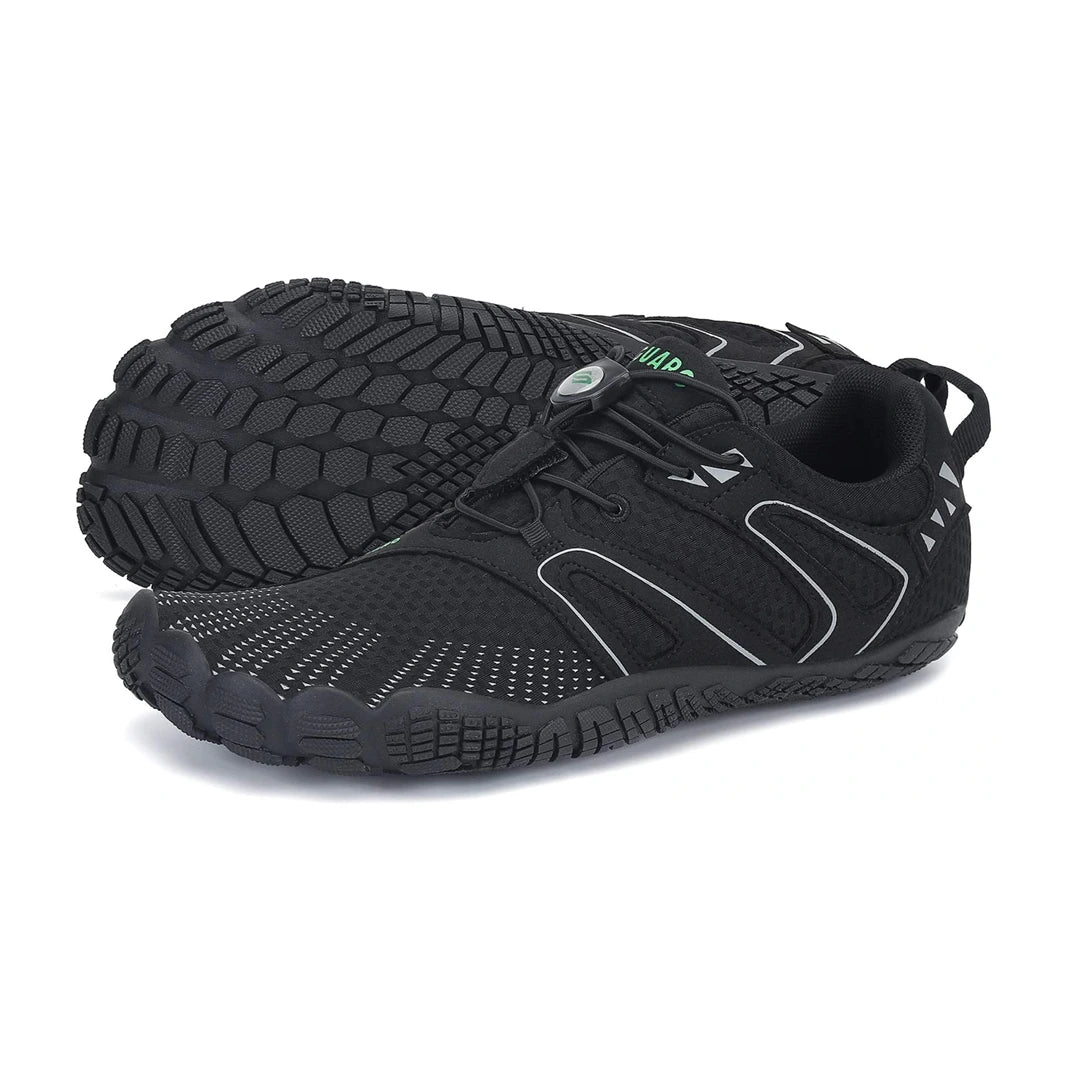 Zapato minimalista deportivo resaltando la suela de caucho flexible con diseño de tracción multidireccional.