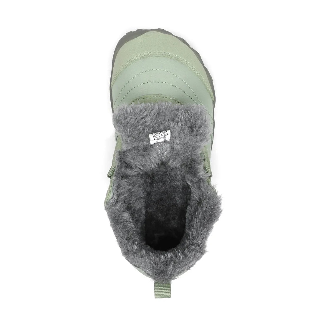 Zapatillas niña para invierno resaltando el forro de felpa gris que mantiene el calor.