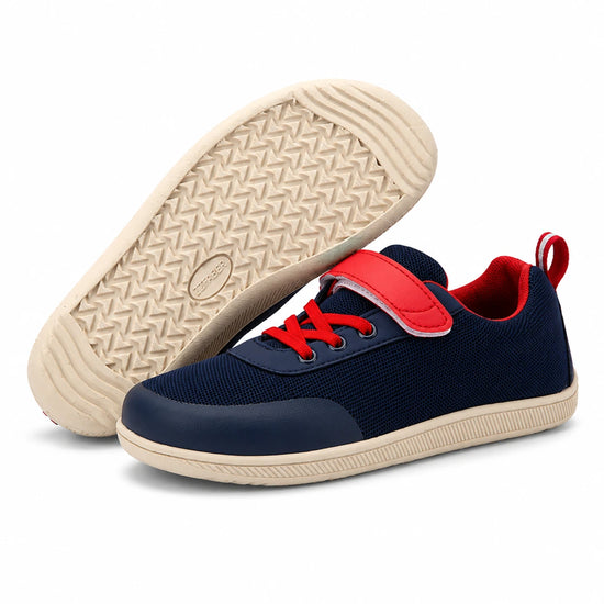 Suela de caucho blanca antideslizante en zapatillas infantiles de alta tracción.