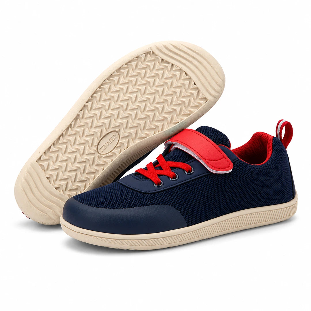 Suela de caucho blanca antideslizante en zapatillas infantiles de alta tracción.